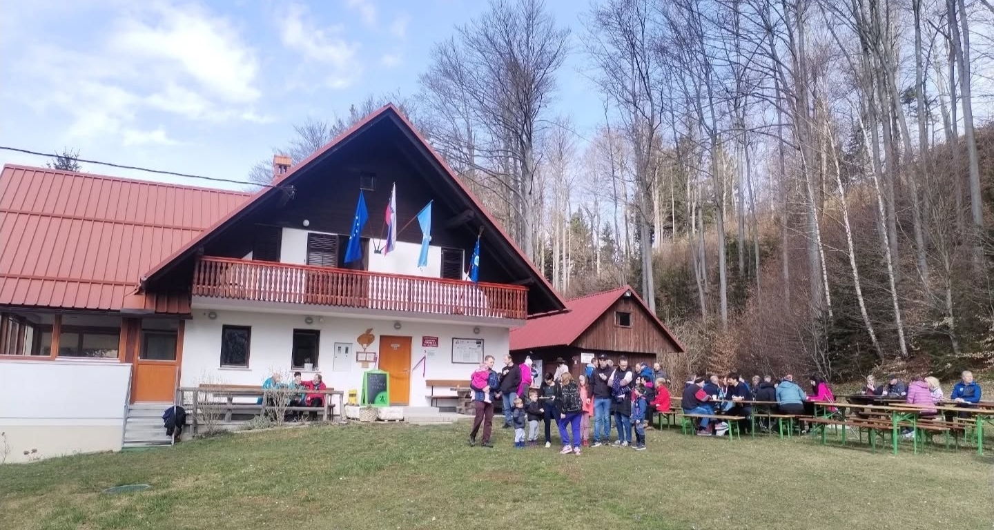 Prenovljena Planinska koča na Ermanovcu znova vabi planince