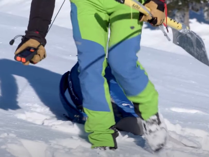 Varneje v gore pozimi - iskanje zasutega v snežnem plazu s pomočjo plazovnega trojčka