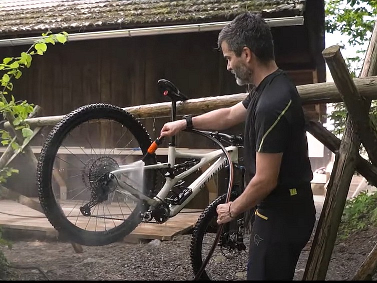 Varneje v gore s kolesom| čiščenje kolesa